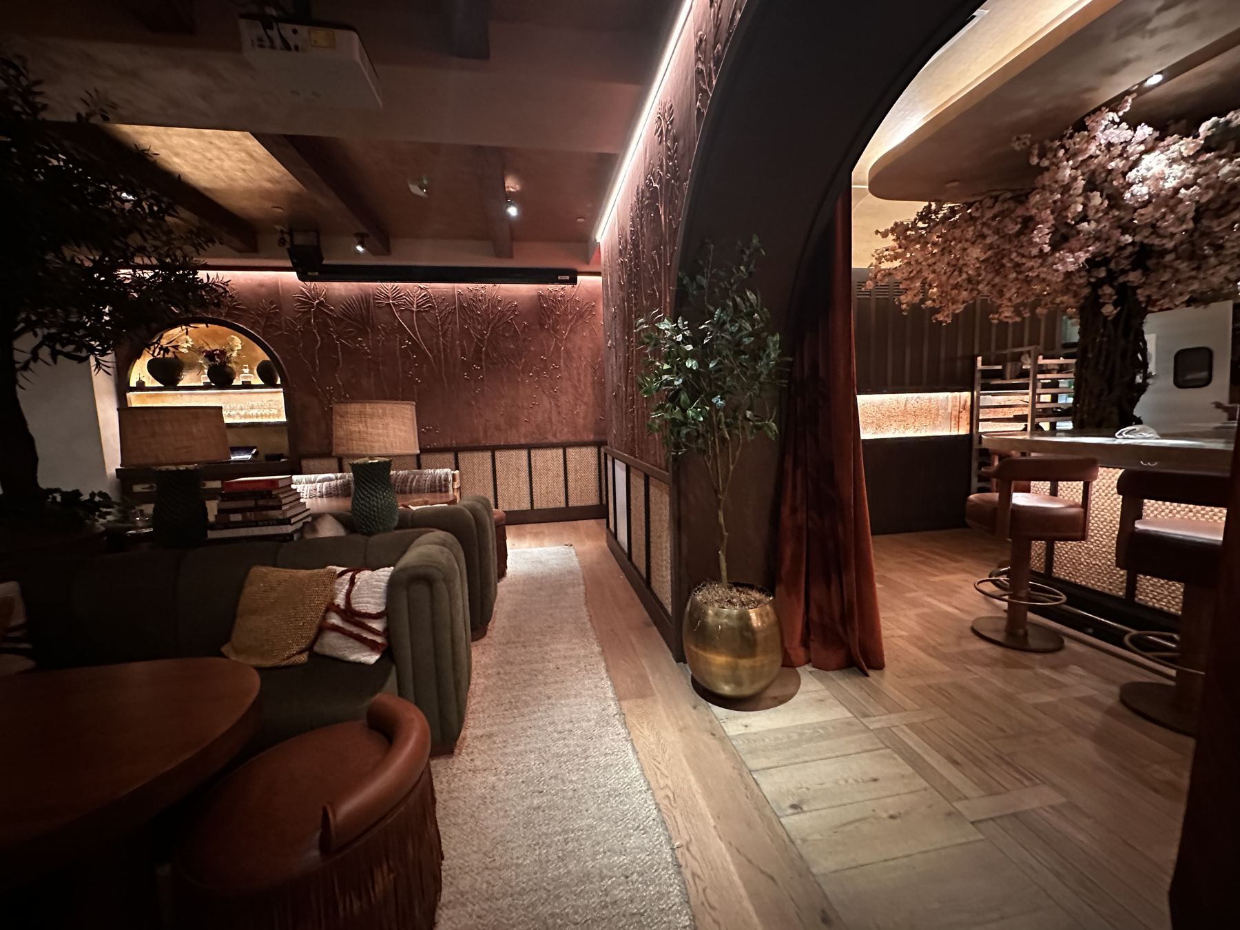 Mila restaurant wallpaper